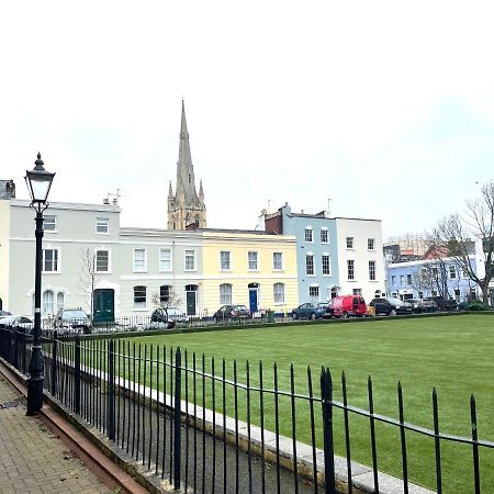 Am Living - Cheltenham Town Centre - St Georges Square Extérieur photo