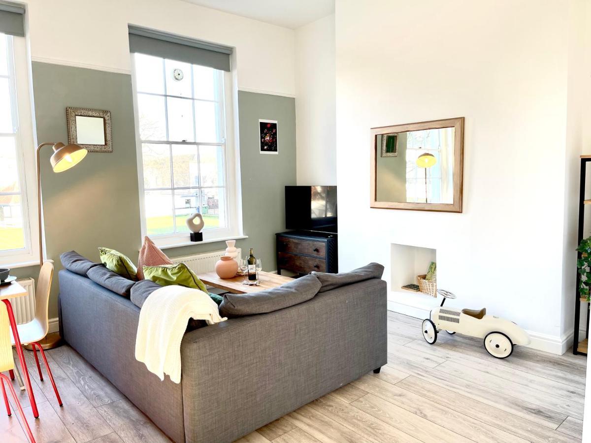 Am Living - Cheltenham Town Centre - St Georges Square Extérieur photo